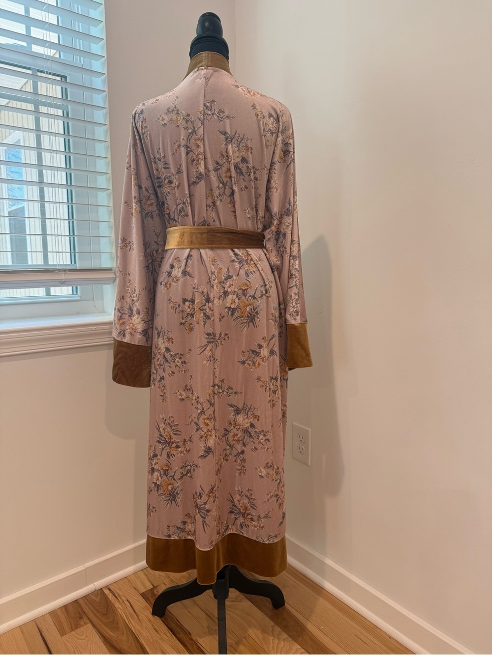 Mia Joy Floral Velvet Trim Kimono Robe | Size Medium | Blush Pink & Gold - Picture 2 of 5